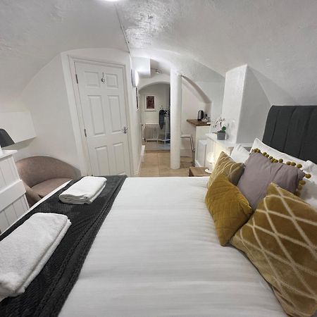 4 Berkeley Square I Your Apartment Бристоль Номер фото