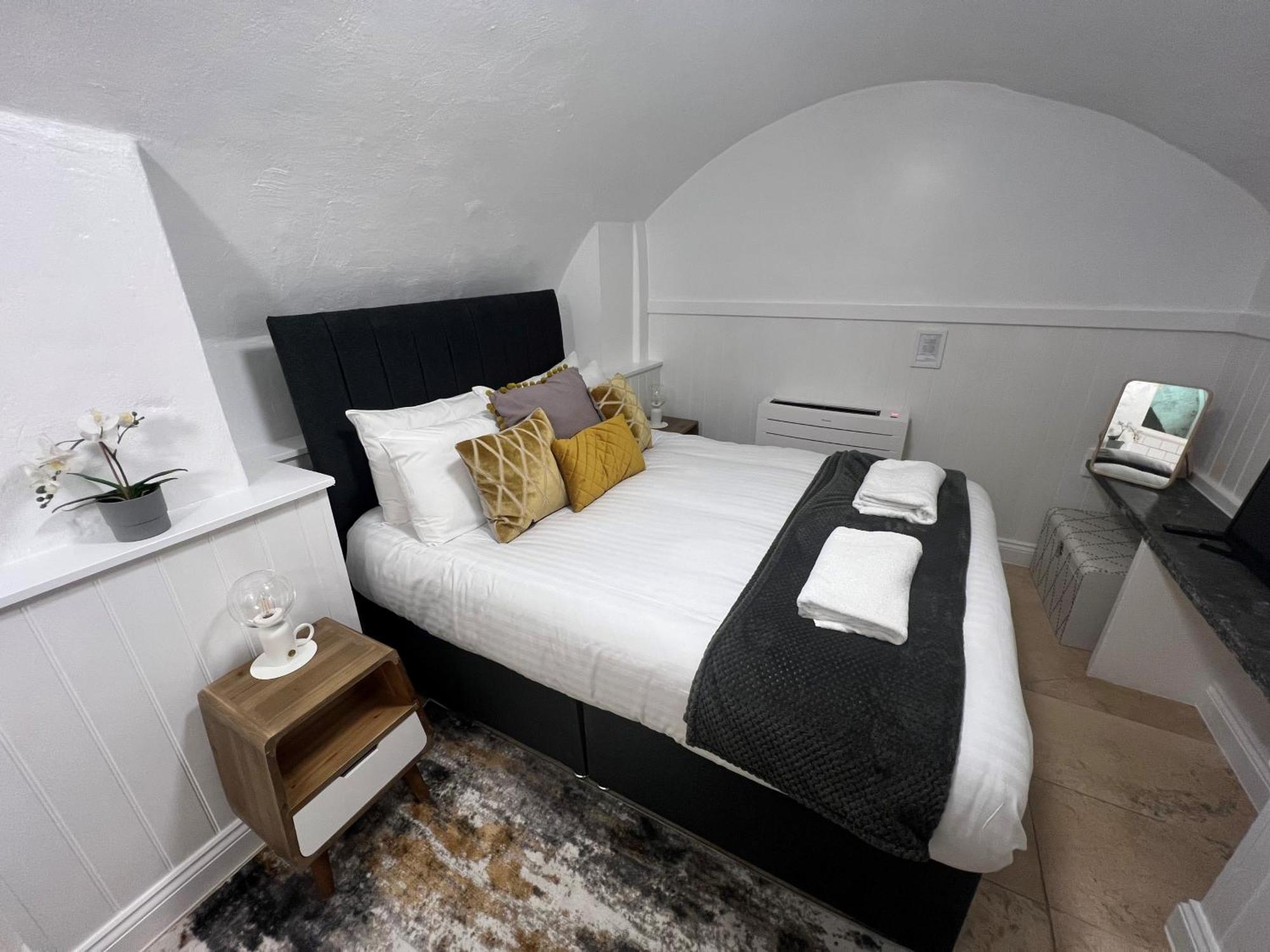 4 Berkeley Square I Your Apartment Бристоль Номер фото